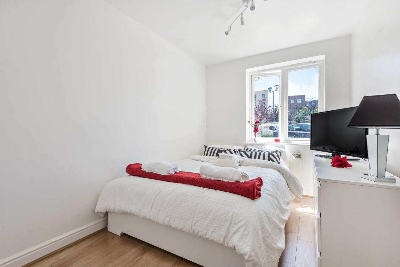 2 Bed Flat, Dedicated Workspace, Parking, 4Ktv London Eksteriør billede