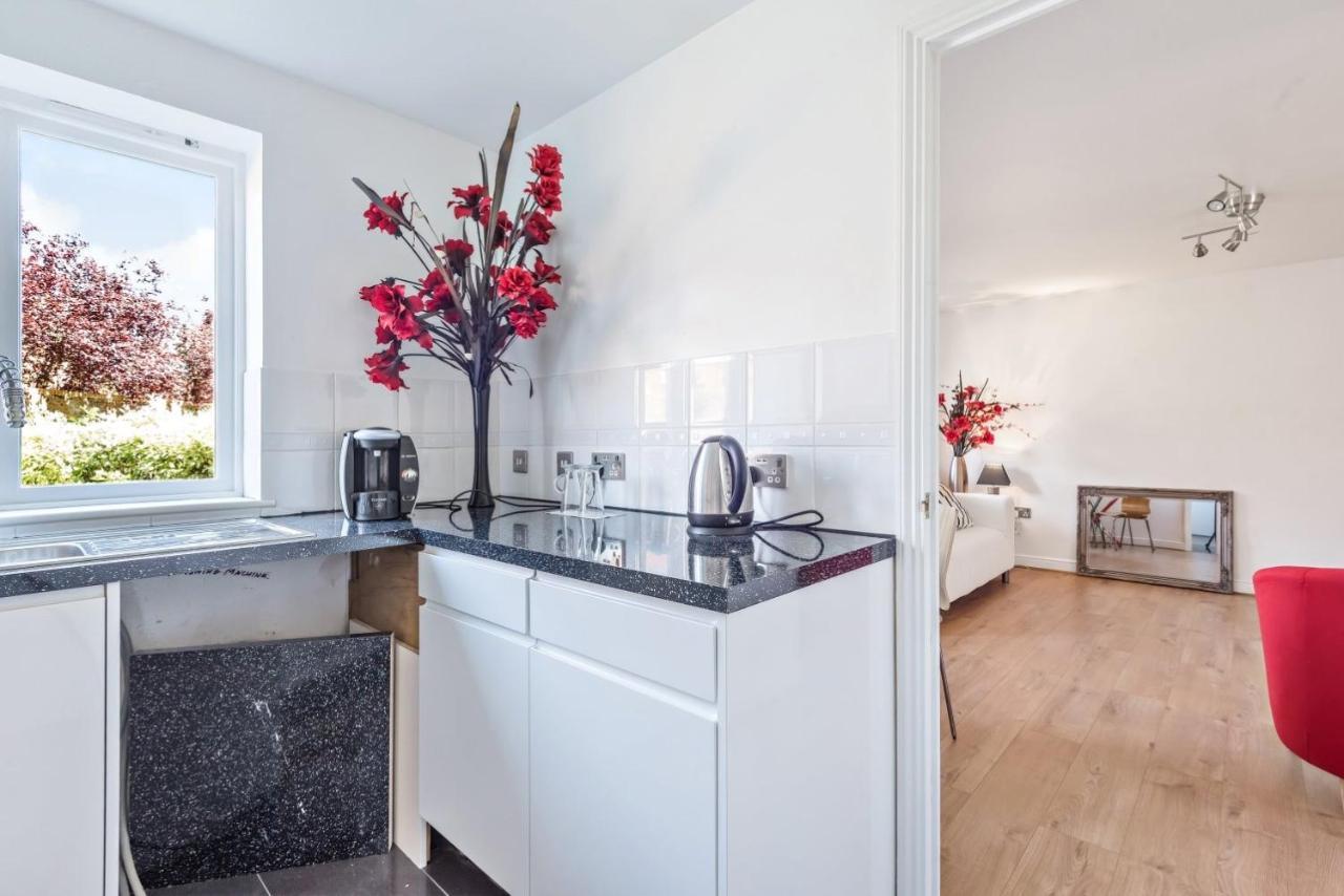 2 Bed Flat, Dedicated Workspace, Parking, 4Ktv London Eksteriør billede