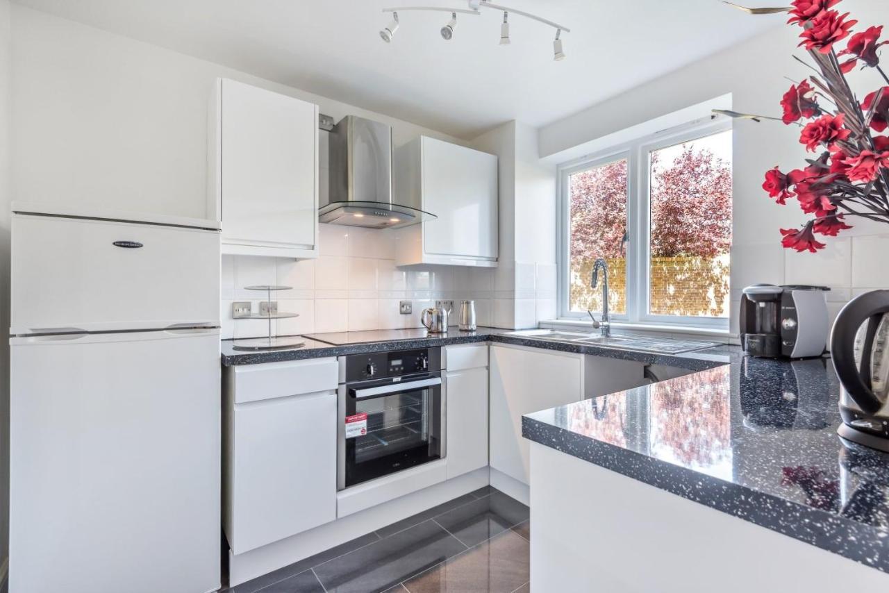 2 Bed Flat, Dedicated Workspace, Parking, 4Ktv London Eksteriør billede